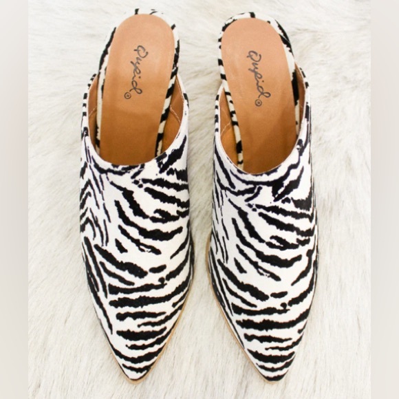Twilight Safari Zebra Pointed Toe Chunky Heeled Mule - Picture 5 of 7